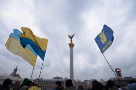 Słupki sympatii dla Ukraińców skoczyły w Polsce, podobnie jak dla Polaków na Ukrainie. Na zdjęciu Ukraińcy na Majdanie, 2013 r.