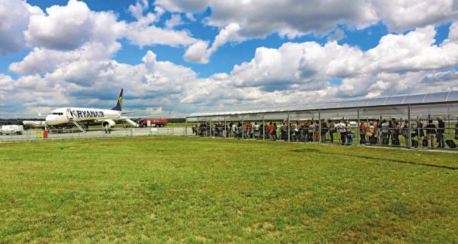 Lotnisko w Modlinie nawet jak na port dla tanich linii jest dosyć skromne.