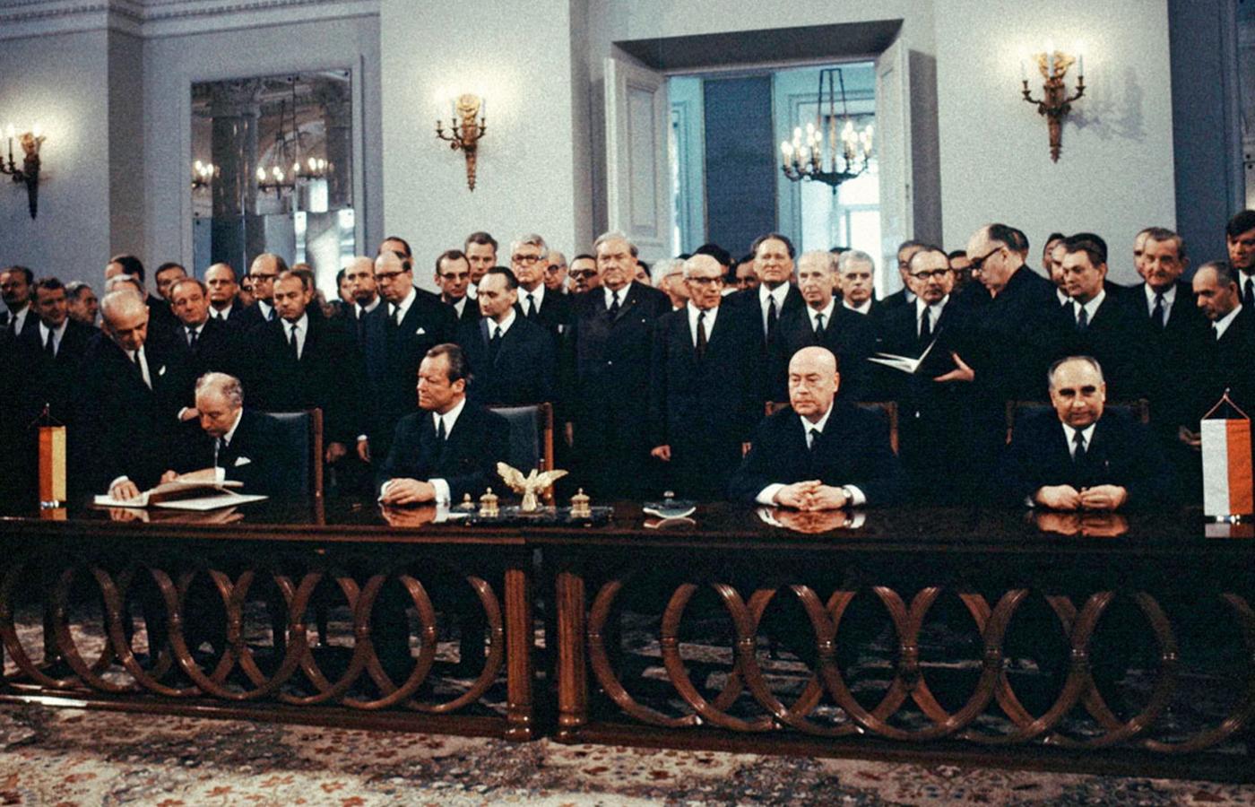 Podpisanie układu między PRL i RFN, w którym państwo zachodnioniemieckie m.in. uznało granicę na Odrze i Nysie (kanclerz Willy Brandt – drugi od lewej, premier Józef Cyrankiewicz – drugi od prawej), Warszawa, 7 grudnia 1970 r.