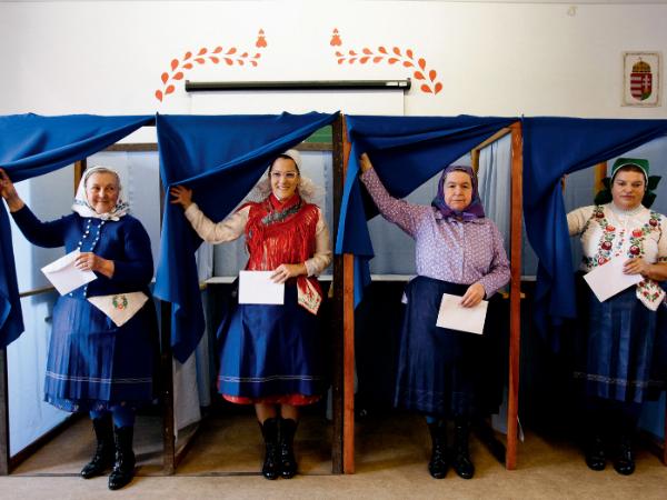 Kobiety w strojach ludowych w lokalu wyborczym w Veresegyház (30 km od Budapesztu).