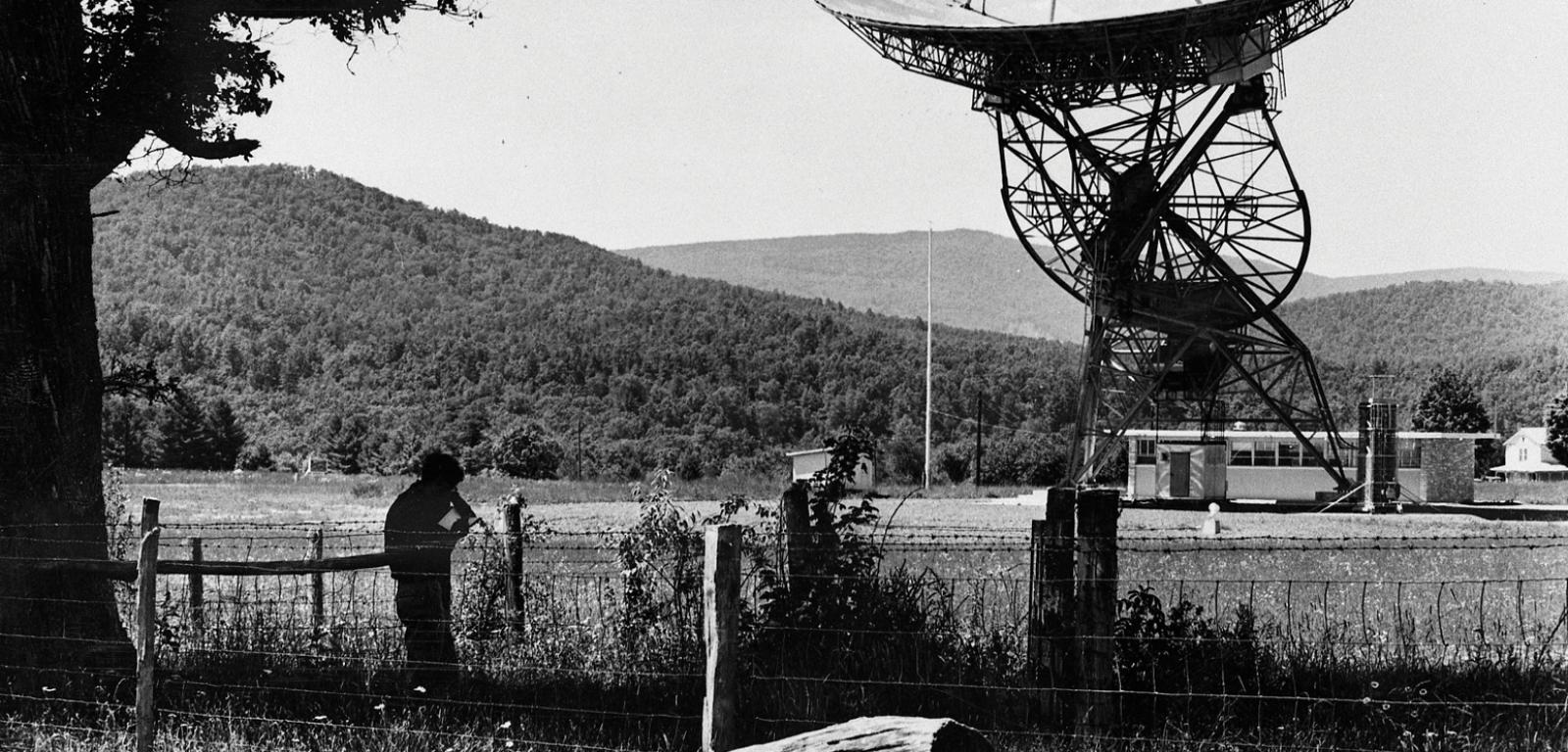 Teleskop Howarda E. Tatela w Green Bank, za pomocą którego w 1960 r. dokonano pierwszych obserwacji SETI.