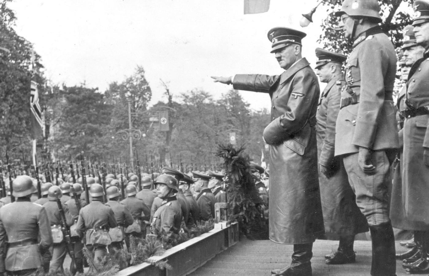 Warszawa, 5 października 1939. Adolf Hitler przyjmuje defiladę wojsk niemieckich w Alejach Ujazdowskich.