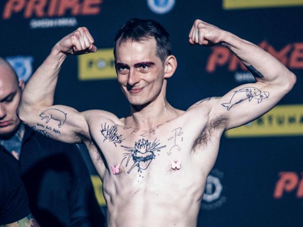 Jaś Kapela wygrywa potyczkę Prime Show MMA.
