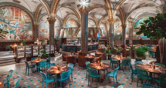 Zakotwiczone w historii: restauracja Frescohallen w Bergen (Norwegia) wyposażona w krzesła z kolekcji TON 822 stworzonej w 2022 r. przez Claesson Koivisto Rune, a inspirowanej serią 811 z 1930 r.