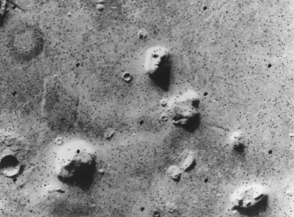 Fragment marsjańskiego regionu Cydonia sfotografowany przez sondę Viking 1 i opublikowany przez NASA/JPL 25 lipca 1976 r. Na zdjęciu widoczna sławna formacja geologiczna przypominająca ludzką twarz.