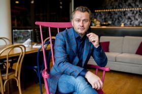 Jarosław Kuźniar, dziennikarz i przedsiębiorca, szef platformy Funwisher, sam był kiedyś gwiazdą TVN, a dziś oferuje życzenia od kilku szczególnie popularnych gwiazd.