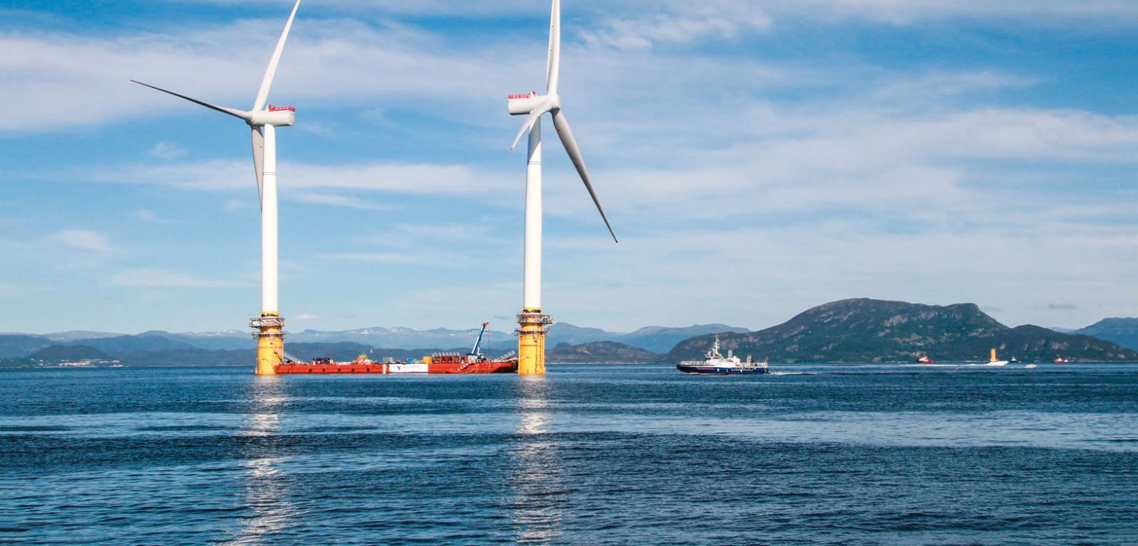 Dwie z pięciu turbin o mocy 6 MW każda, tworzących pierwszą na świecie pływającą farmę wiatrową Hywind Scotland Pilot Park, zlokalizowaną na Morzu Północnym. Turbiny mierzą 176 m, z czego 98 m wystaje ponad wodę. Długość łopat wynosi 77 m.