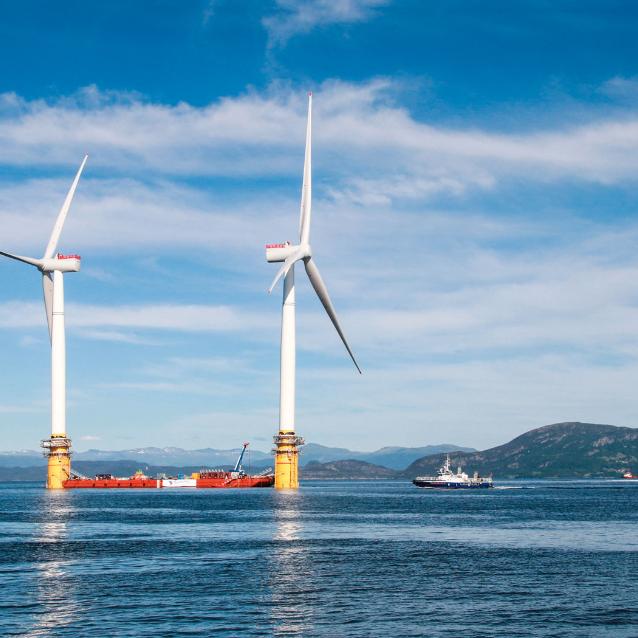Dwie z pięciu turbin o mocy 6 MW każda, tworzących pierwszą na świecie pływającą farmę wiatrową Hywind Scotland Pilot Park, zlokalizowaną na Morzu Północnym. Turbiny mierzą 176 m, z czego 98 m wystaje ponad wodę. Długość łopat wynosi 77 m.