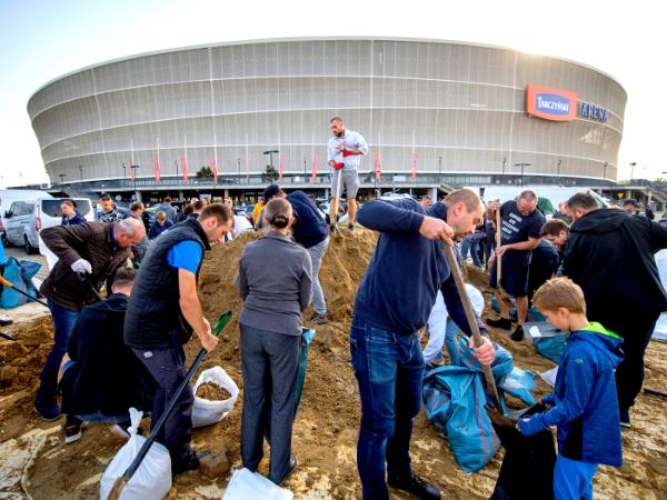 Ładowanie worków na Tarczyński Arena