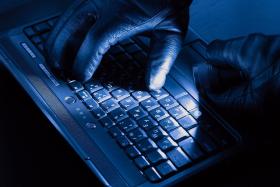 Cyberprzestępcy sprzedają na czarnym rynku wykradzione bazy z milionami profili.
