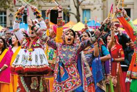 Obchody Diwali, najważniejszego dla IndusówŚwięta Świateł, na Trafalgar Square w Londynie. To w tym dniu stało się jasne, że Sunak zostanie premierem.