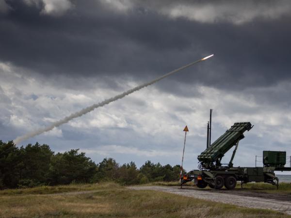 Iron Defender-25: największe ćwiczenia obronne polskich sił zbrojnych w 2025 r. Pocisk wystrzelony z wyrzutni HIMARS na tle baterii rakiet Patriot.
