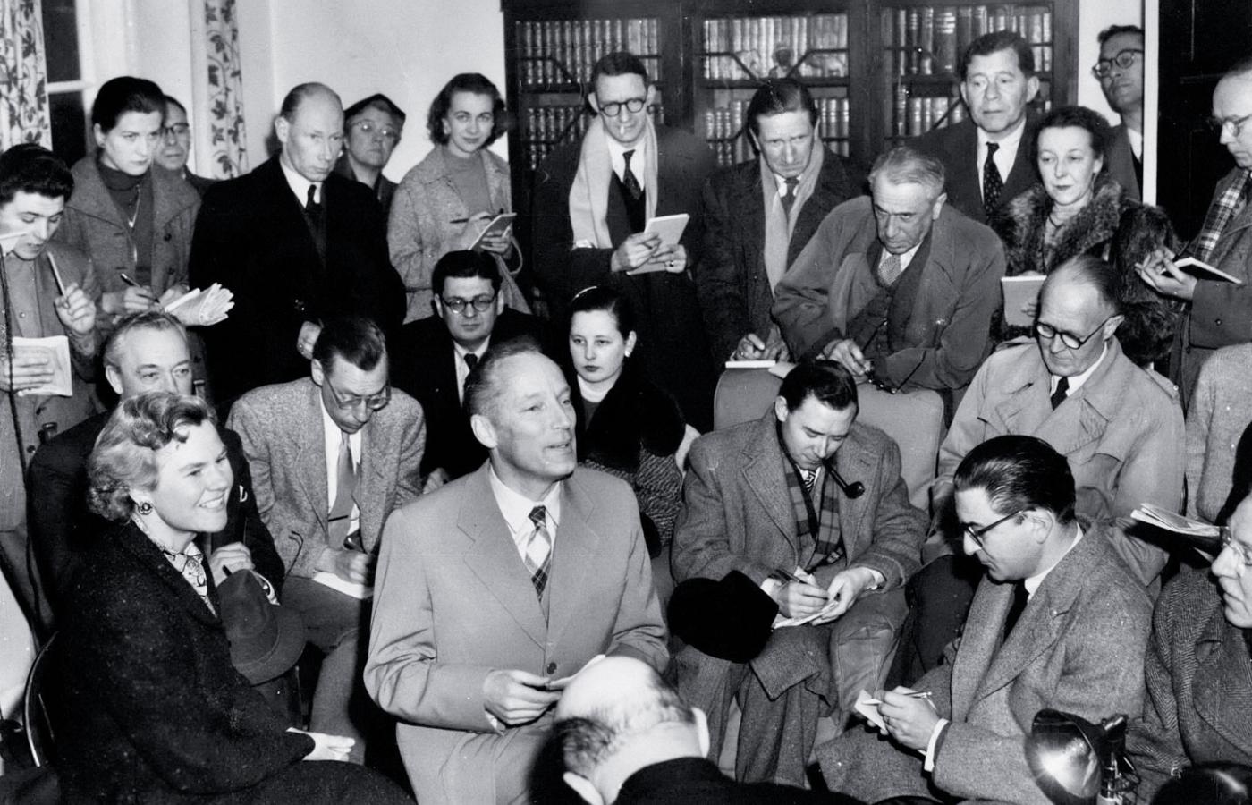 Hermann Field (na pierwszym planie, w środku) podczas konferencji prasowej z okazji jego powrotu z Polski, luty 1955 r.
