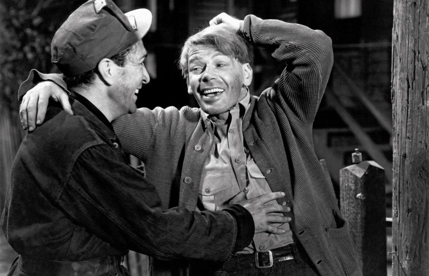Paul Muni (z prawej) jako ograniczony umysłowo polski górnik z Pensylwanii w filmie „Black Funy” Michaela Curtiza, 1935 r.