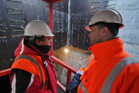 Pracownicy zjeżdżają pod powierzchnię ziemi.