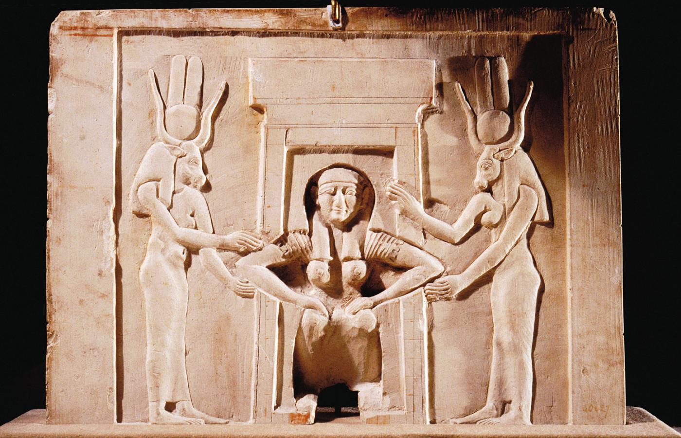 Egipcjanka w altance porodowej wspomagana przez boginie akuszerki, światynia w Dendrze, okres ptolemejski.