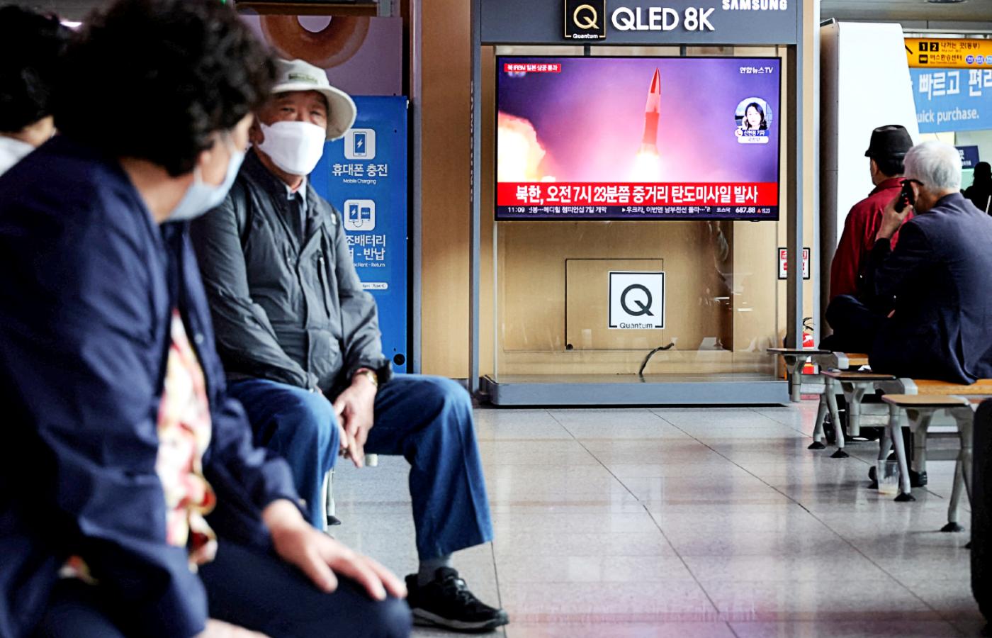 Korea Północna wystrzeliła pocisk balistyczny. Na zdjęciu dworzec kolejowy w Seulu, 4 października 2022 r.