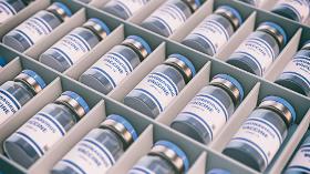 Premier Włoch Mario Draghi zwrócił Amerykanom uwagę, że jeśli chcą pomóc światu w pandemii, to zamiast „rozporządzać cudzym majątkiem”, powinni przede wszystkim znieść zakaz eksportu szczepionek.