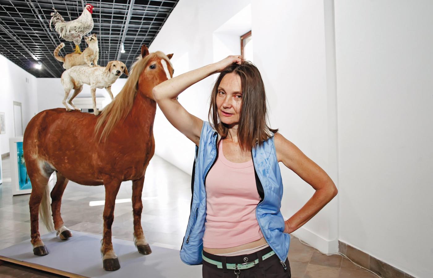 Katarzyna Kozyra ze swoją „Piramidą zwierząt”