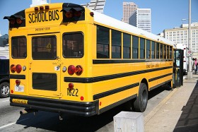 Srawdza się też autobus szkolny, Stany Zjednoczone.