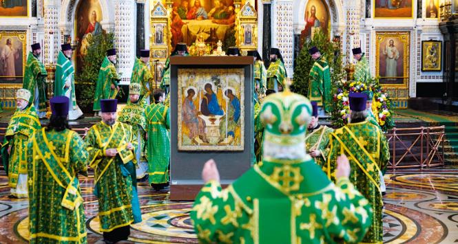 Patriarcha Cyryl odprawia nabożeństwo przed ikoną Andrieja Rublowa „Trójca Święta”, katedra Chrystusa Zbawiciela w Moskwie, czerwiec 2023 r.