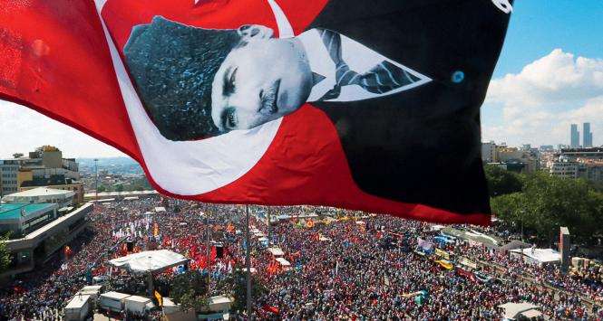 Antyrządowe protesty w Stambule pod flagą z podobizną Mustafy Kemala Atatürka, ojca nowoczesnej Turcji, 2013 r.