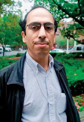 Mazin Qumsiyeh wojuje newsami i komentarzami.