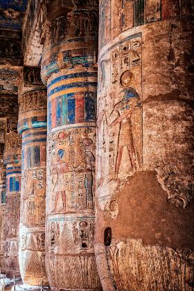 Pokryte reliefami kolumny w świątyni milionów lat Ramzesa III w Medinet Habu.