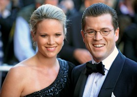 W ciągu dwóch tygodni afera plagiatowa zaburzyła rytualne już fronty partyjne i medialne. Na fot. Guttenberg z żoną Stephanie.