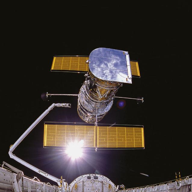 Teleskop Hubble’a został umieszczony na orbicie przez prom kosmiczny Discovery 25 kwietnia 1990 roku.