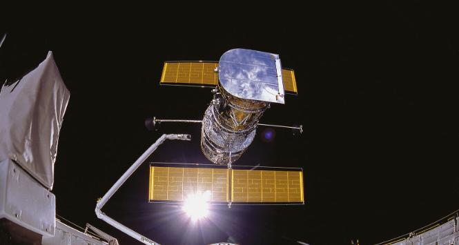 Teleskop Hubble’a został umieszczony na orbicie przez prom kosmiczny Discovery 25 kwietnia 1990 roku.