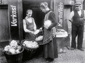 Kosz na banknoty na straganie z warzywami, Republika Weimarska, początek lat 20. XX w.