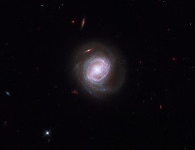 Galaktyka aktywna Marakian 817. Oddalona o 430 mln. lat świetlnych. Zawiera w jądrze czarną dziurę wielkości 400 milionów Słońc. Pod jej wpływem materia galaktyki  wystrzeliwuje w przestrzeń z prędkością milionów kilomterów na godzinę. Kosmiczne monstrum.