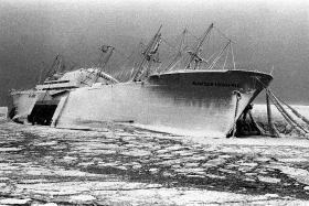 Statek przymarzł do falochronu i przewraca się pod ciężarem lodu. Port Gdyński, 2 stycznia 1979 r. To jak metafora kraju „późnego Gierka”.