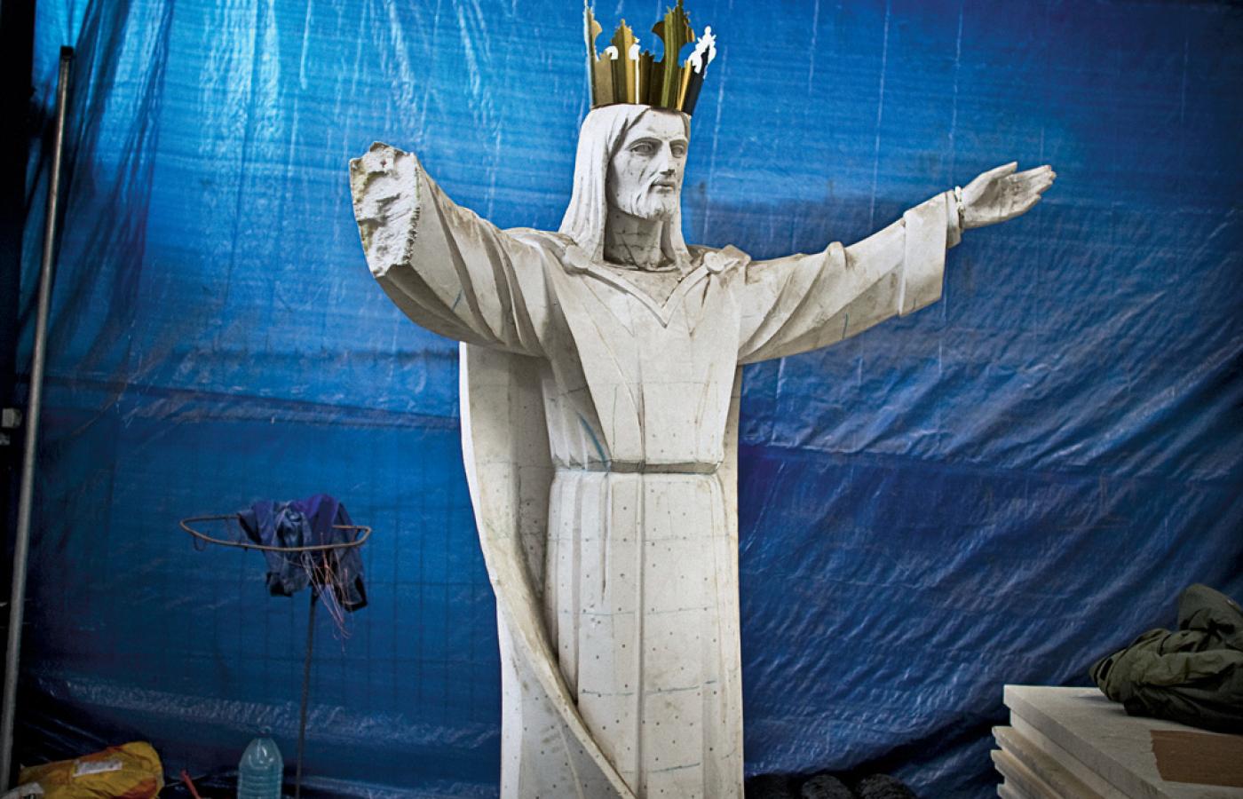 Miniatura rzeźby majestatycznego Chrystusa Króla ze Świebodzina