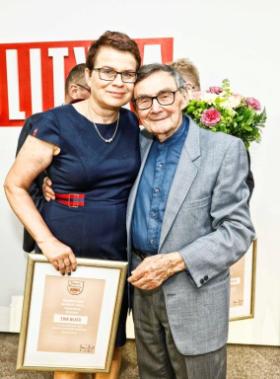 „Pamiątkowe” zdjęcie Ewy Wiatr z przewodniczącym jury.