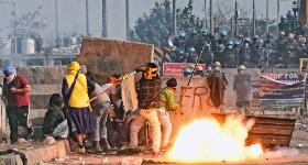 Starcie policji z protestującymi rolnikami w stanie Hariana w północnej części kraju.