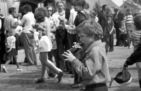 ORANŻADA – atrakcja dla dzieci pita prosto z butelki z ceramicznym kapslem. Inny - blaszany kapsel - mógł służyć do gry w kolarzy. Festyn w Przodkowie na Kaszubach, maj 1975 r.