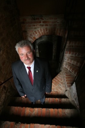 Burmistrz Reszla Marek Janiszewski żałuje, że minister Radziszewska nie przyjęła zaproszenia na spektakl.