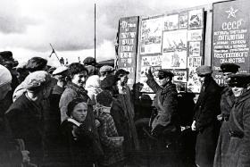 Porucznik sowieckiej jednostki pancernej opowiada mieszkańcom Wilna o życiu robotników, październik 1939 r.
