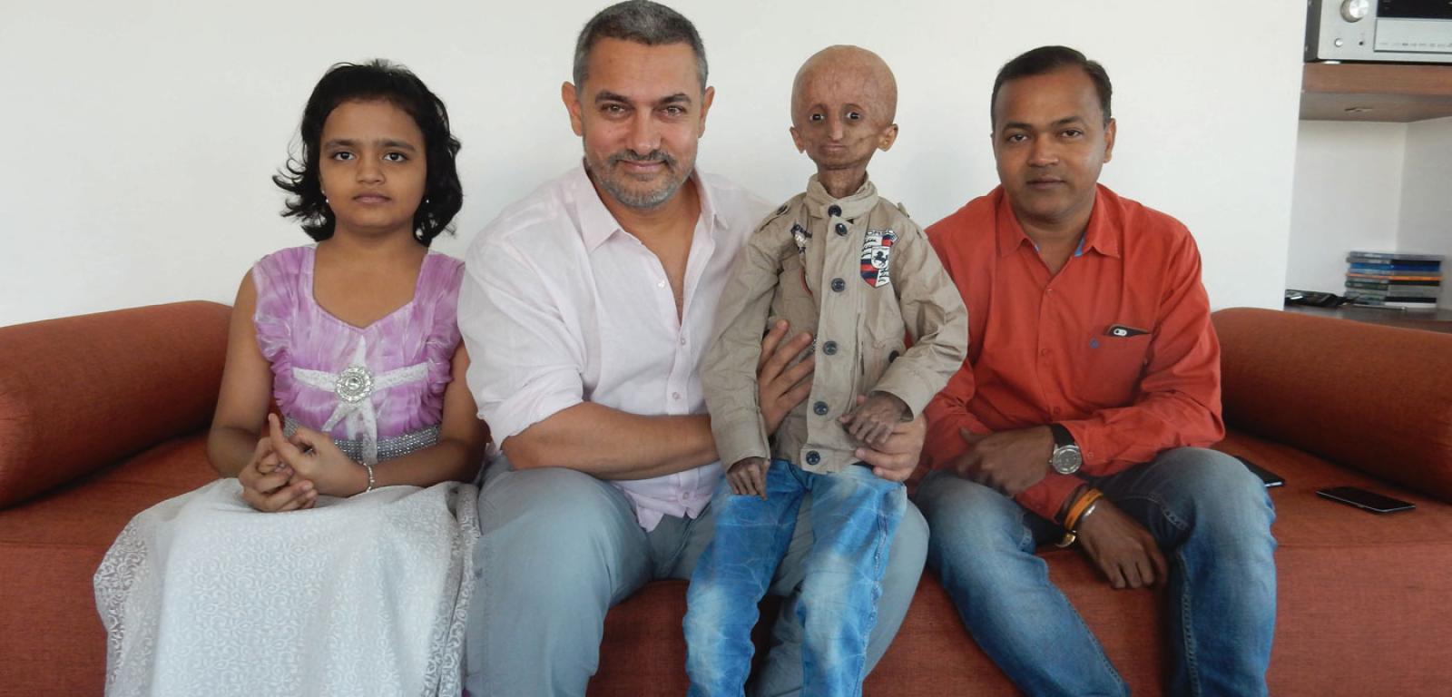Nihal Bitla był ­najsłynniejszym dzieckiem chorującym na progerię – na zdj. z ­aktorem Bollywood Aamirem Khanem. Chłopiec zmarł w 2016 r. w wieku 15 lat.