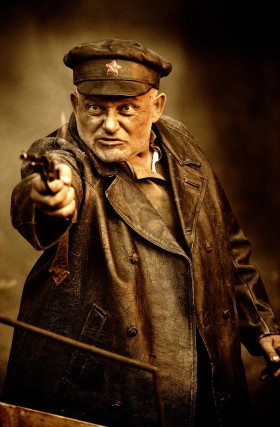 Adam Ferency jako czekista komisarz Bykowski. Los Jana Krynickiego leży w jego rękach