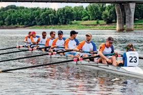 Męska ósemka TWDW masters podczas Warsaw Head. Pierwszy Daniel Cousens, jeden z założycieli Towarzystwa.