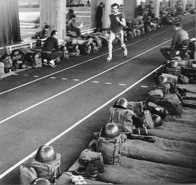 Jednak szybko się o nim przekonują. Studenci warszawskiej AWF staraja się zachować tempo nauki na sali zamienonej w bazę ZOMO (Zmotoryzowane Odwody Milicji Obywatelskiej).