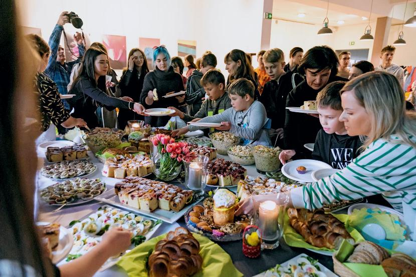 Ponad dziesięć procent mieszkańców 200-tysięcznego miasta to uchodźcy z Ukrainy. Na zdjęciu: spotkanie wielkanocne w jednej ze świetlic.