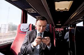 Internauci – zwłaszcza ci z młodszych pokoleń, wyposażeni od dziecka we wszelkie technologiczne instrumenty – są dla Dudy wyrozumiali.