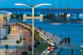 Współczesny Szczecin i szczecinianie na przebudowanych bulwarach nad Odrą.