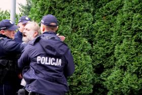 Policja zakłada tzw. dźwignię Wojciechowi Kinasiewiczowi podczas wynoszenia go z terenu Sejmu bez postawienia mu jakichkolwiek zarzutów.