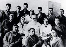 Biskup Łukasz jako chirurg z pielęgniarkami i pacjentami szpitala w Krasnojarsku, 1941 r.