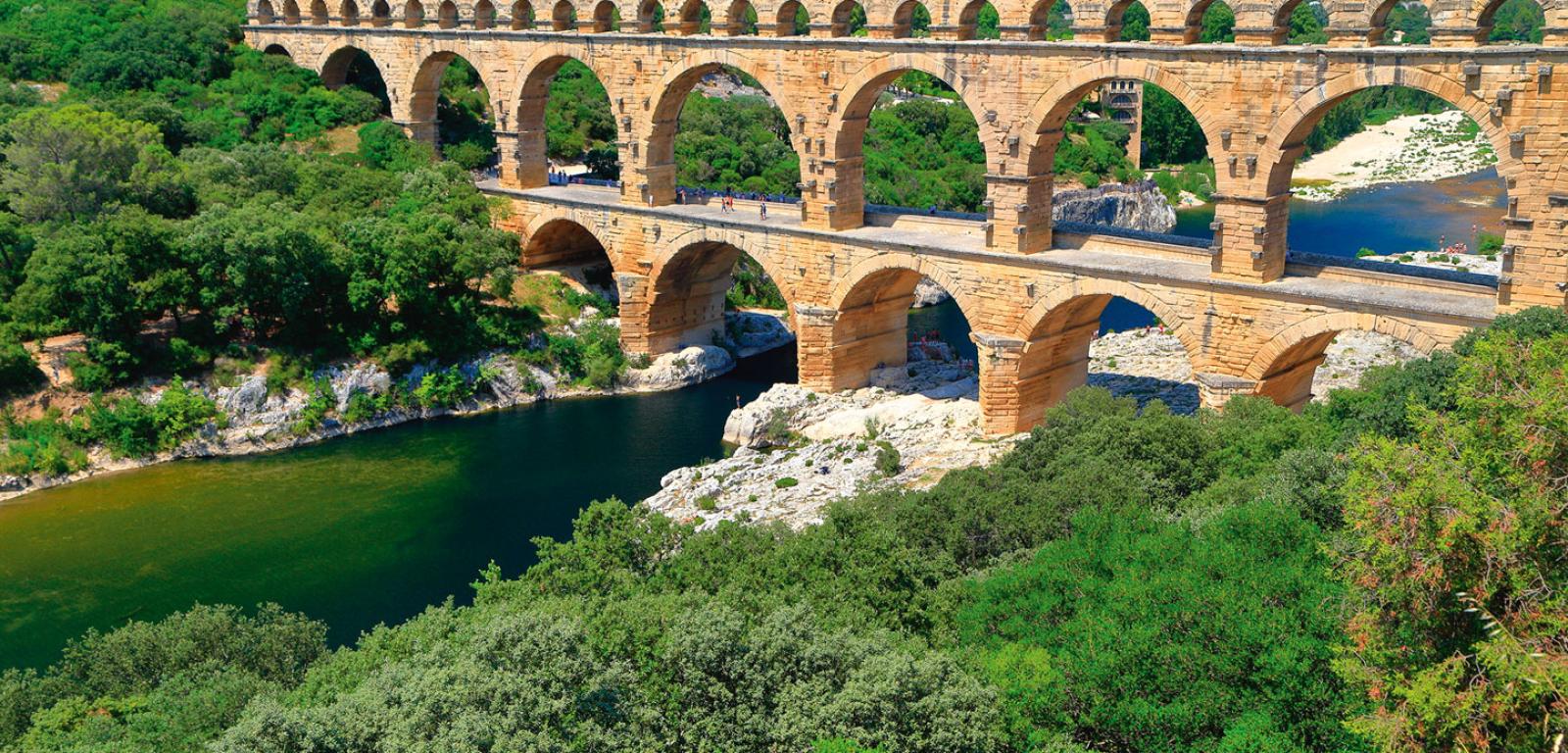 Rzymski akwedukt (tutaj: Pont du Gard zbudowany w I w. p.n.e.) oparty na konstrukcji łukowej. Woda płynęła w najwyższej części, dolne służyły jako mosty.